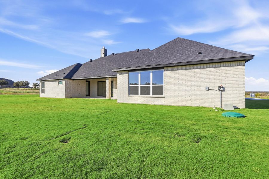 Exterior details and patio area of a home in Aledo Heights - Aledo ISD, Aledo (Image 3).