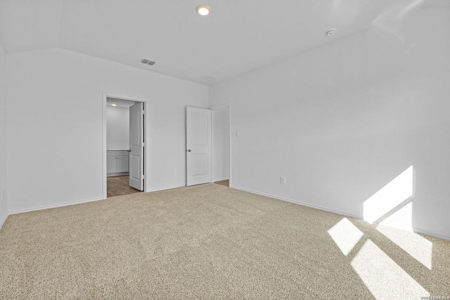 Spacious, unfurnished interior of a new home in Arroyo Ranch, Seguin (Image 22).
