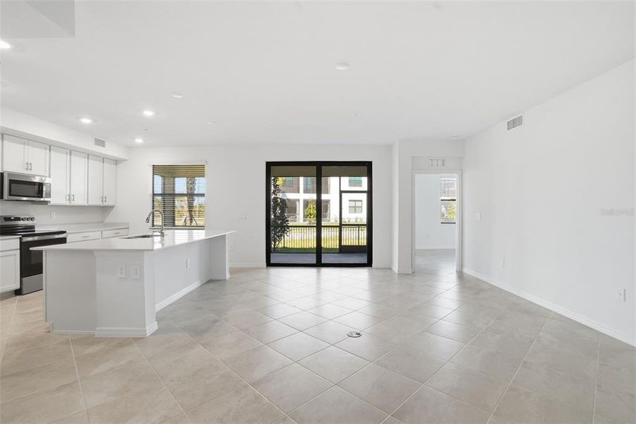 Spacious, unfurnished interior of a new home in Legends Cove, Bradenton (Image 24).