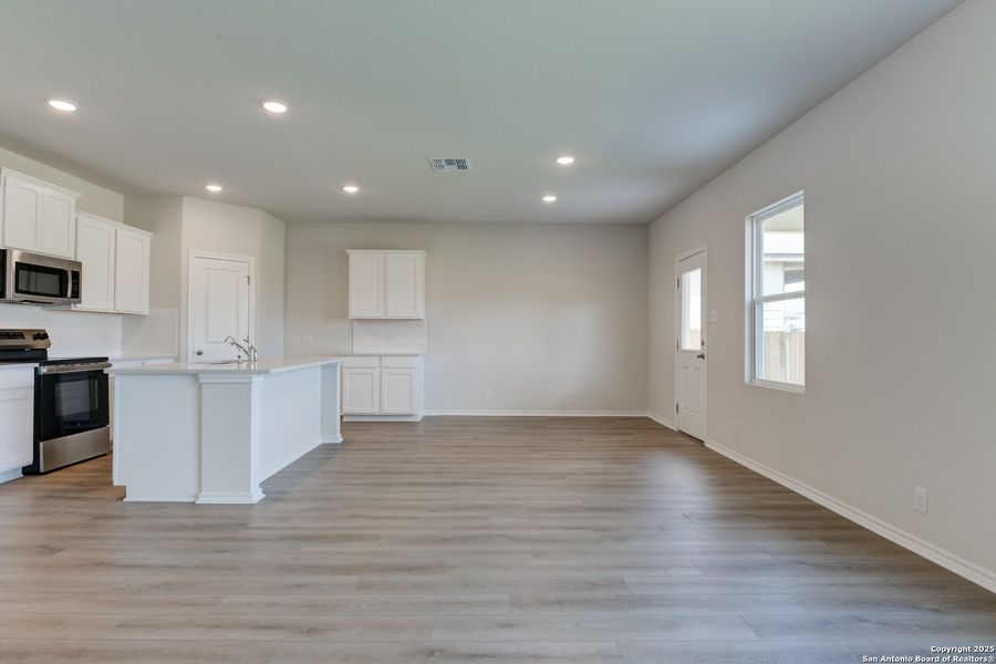 Spacious, unfurnished interior of a new home in Meadows at Hennersby Hollow 40's, San Antonio (Image 16). Spacious, unfurnished interior of a new home in Meadows at Hennersby Hollow 40's, San Antonio (Image 16).