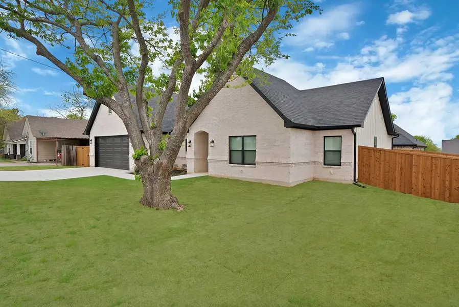 Exterior details and patio area of a home in , Decatur (Image 4).