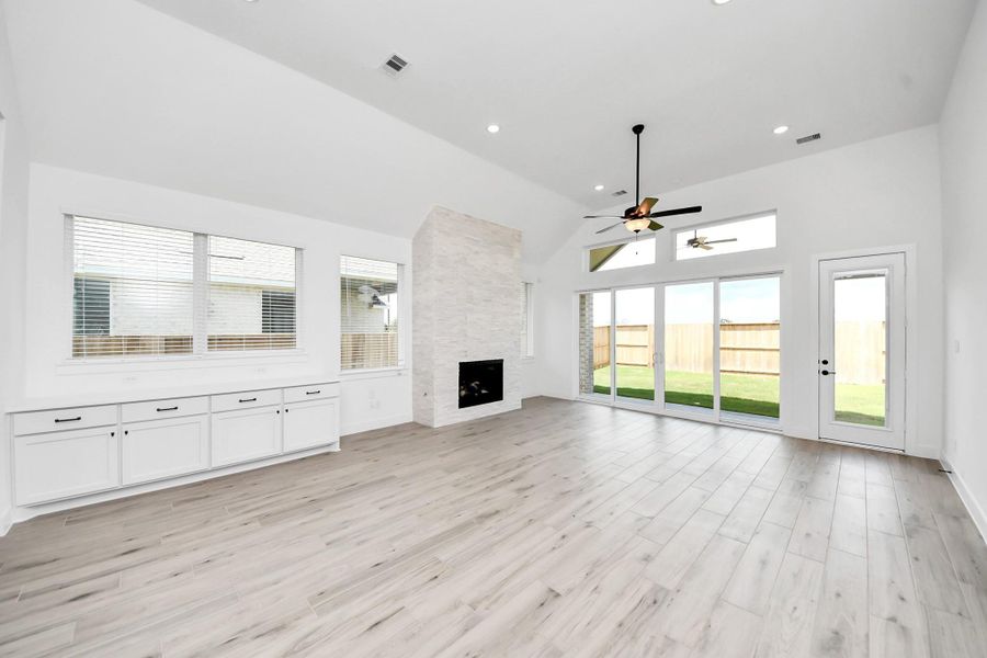 Spacious, unfurnished interior of a new home in Meridiana 50's, Manvel (Image 27).