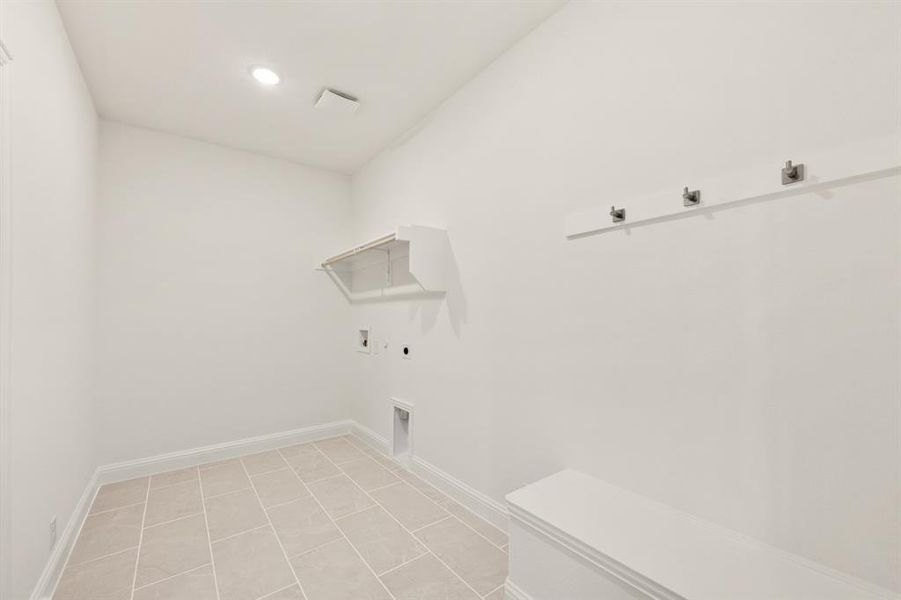 Spacious, unfurnished interior of a new home in Country Lakes, Denton (Image 39).