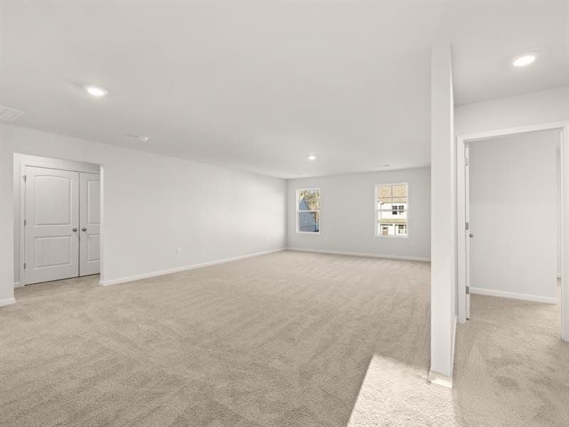 Spacious, unfurnished interior of a new home in Falcon Landing, Gainesville (Image 28).