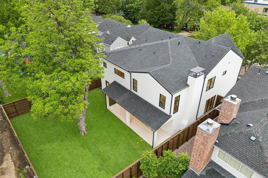 Exterior details and patio area of a home in , Dallas (Image 4).