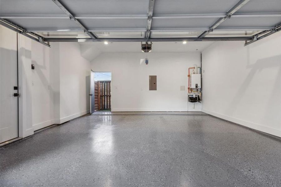 Spacious, unfurnished interior of a new home in , Dallas (Image 19).