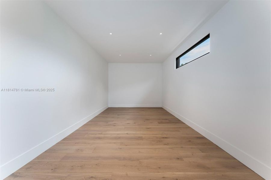 Spacious, unfurnished interior of a new home in , Pinecrest (Image 19).