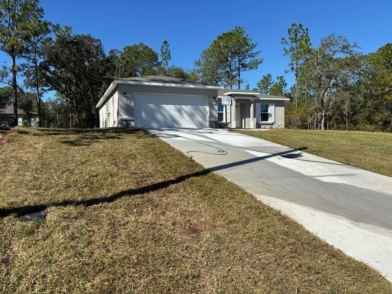 Exterior details and patio area of a home in , Citrus Springs (Image 4).