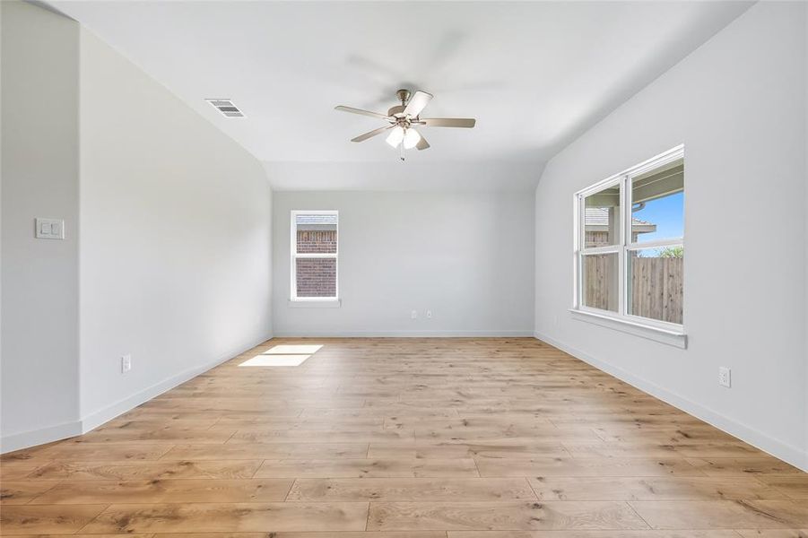 Unfurnished room with light wood finished floors and ceiling fan