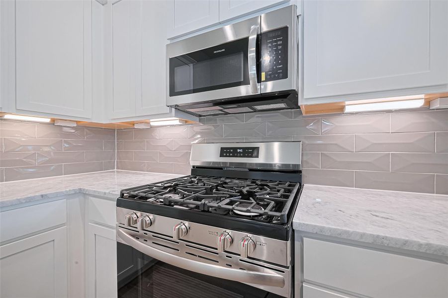 Furnished interior view inside a new home in Rollingbrook Estates, Baytown (Image 10). Furnished interior view inside a new home in Rollingbrook Estates, Baytown (Image 10).