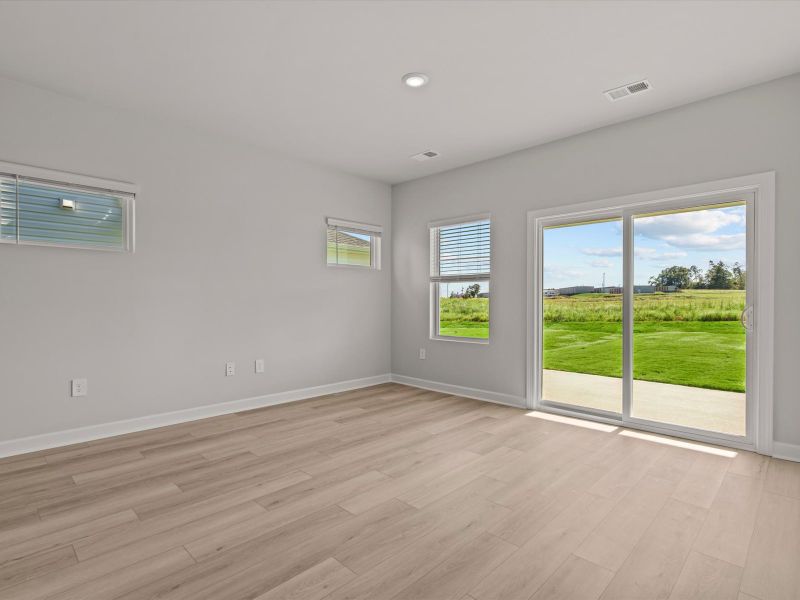 Spacious, unfurnished interior of a new home in Village at White Pine, Pendleton (Image 9).