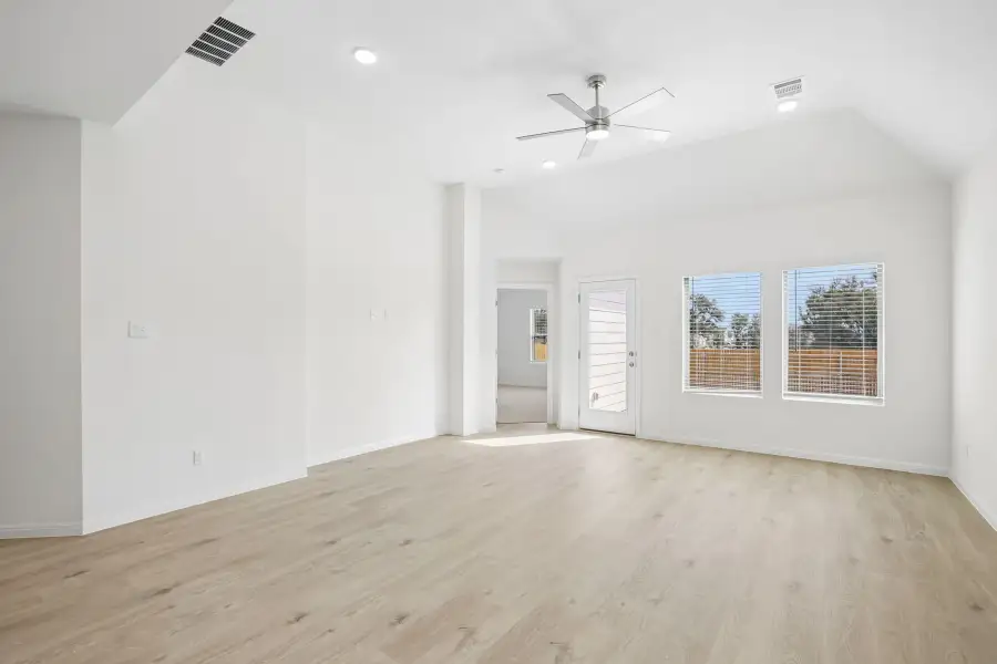 Spacious, unfurnished interior of a new home in Trinity Ranch, Elgin (Image 18).