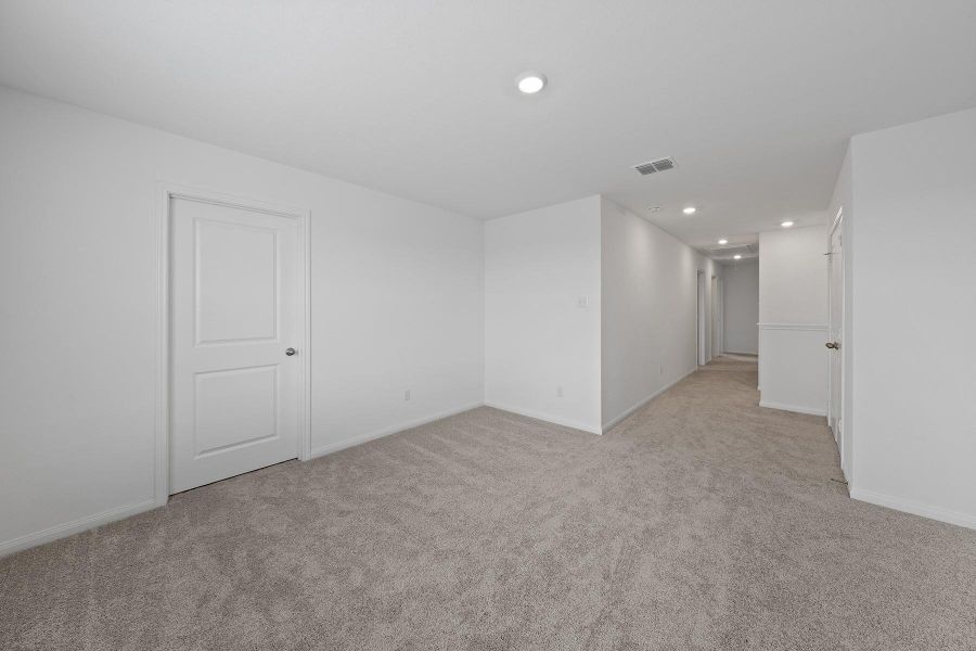 Spacious, unfurnished interior of a new home in , Elgin (Image 6).