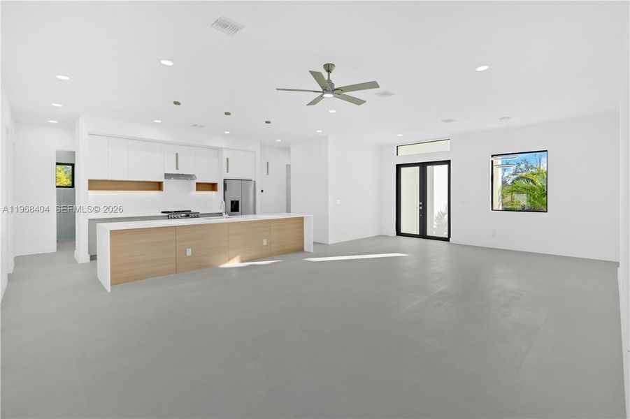 Spacious, unfurnished interior of a new home in , Port Charlotte (Image 36).