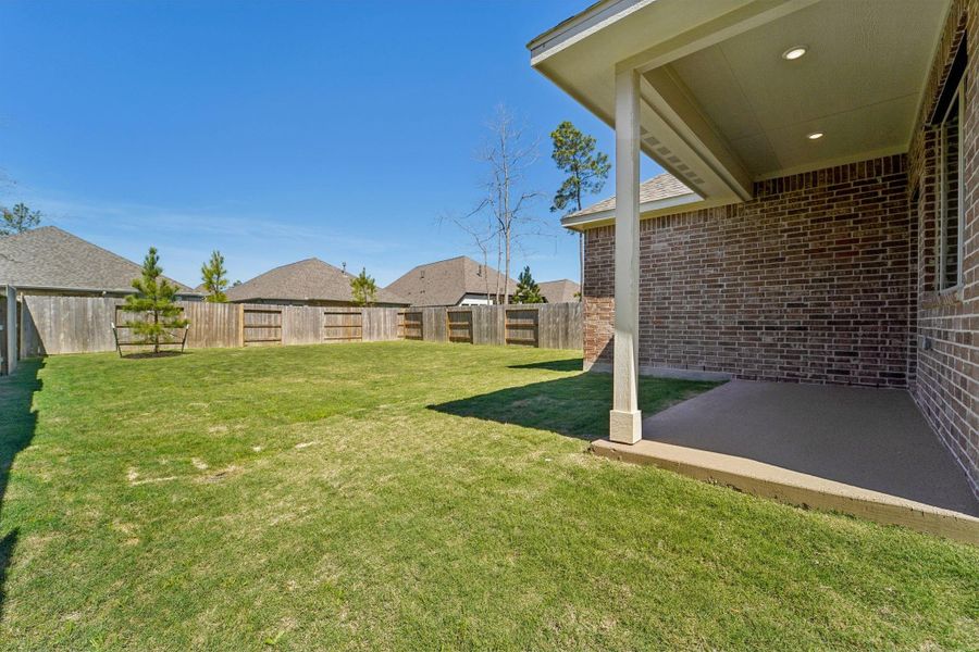 Exterior details and patio area of a home in Evergreen 40', Conroe (Image 21).