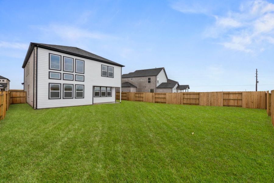 Exterior details and patio area of a home in Creekhaven, Rosharon (Image 24).