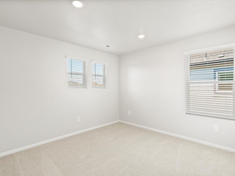Spacious, unfurnished interior of a new home in Lake Bluff, Greeley (Image 10).