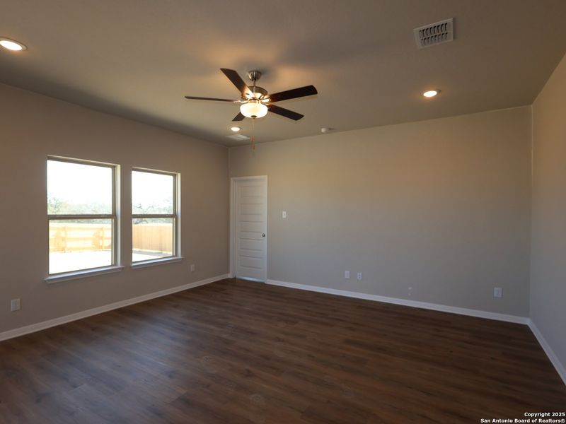 Spacious, unfurnished interior of a new home in Cinco Lakes, San Antonio (Image 15).
