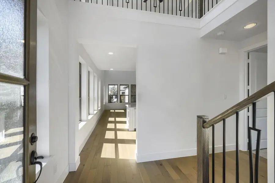 6028 Silverstein - Entry