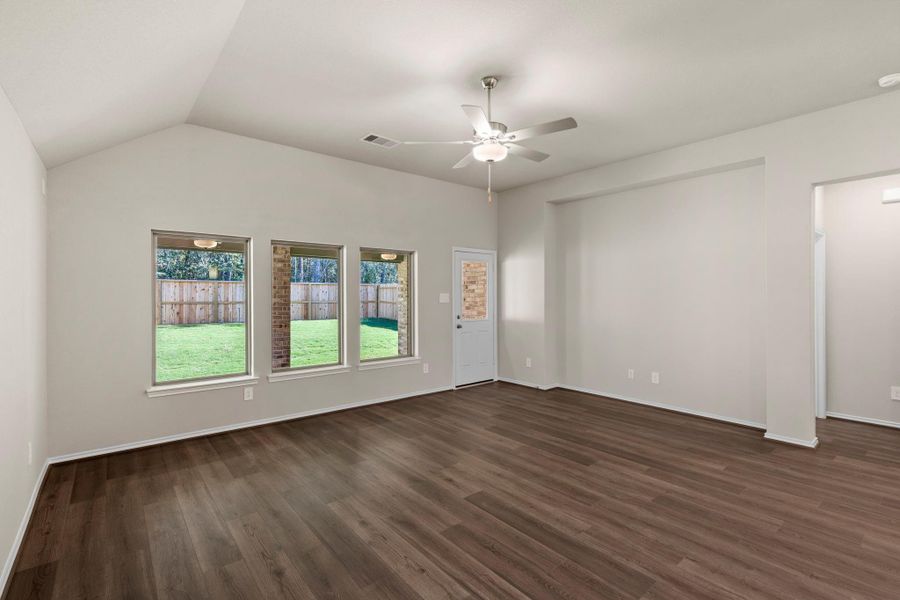 Spacious, unfurnished interior of a new home in The Highlands 45', Porter (Image 17).