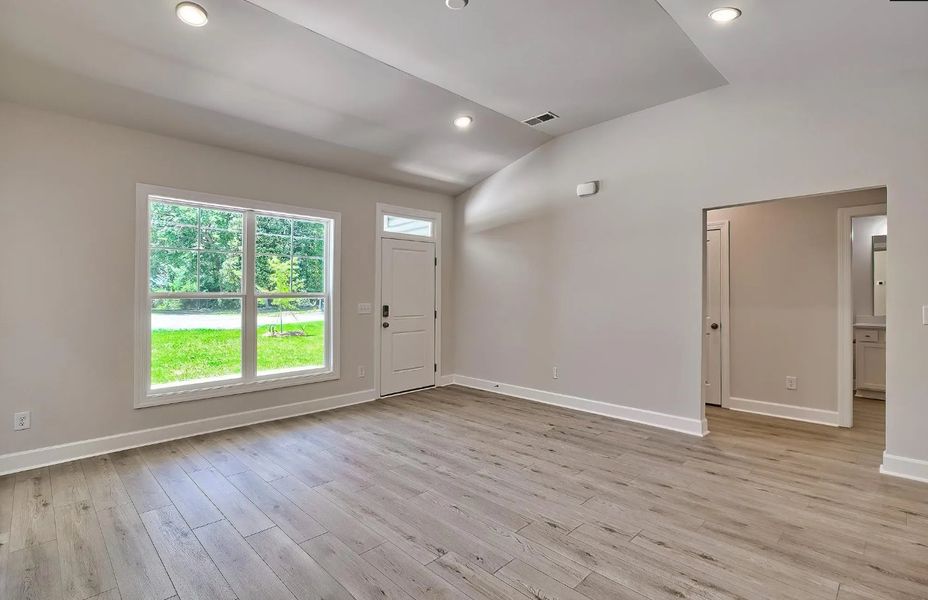 Spacious, unfurnished interior of a new home in Satchel Ford, Columbia (Image 14).