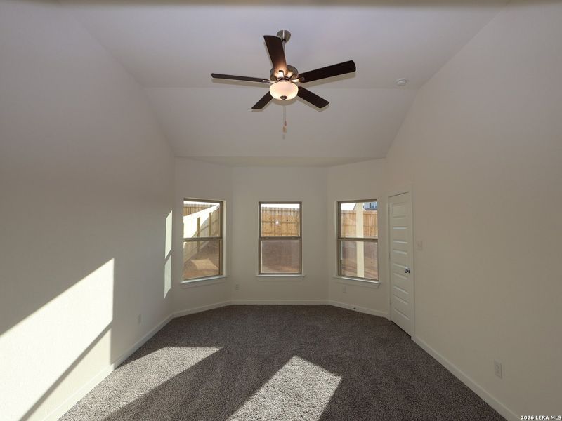 Spacious, unfurnished interior of a new home in Mesquite Ridge, San Antonio (Image 16).