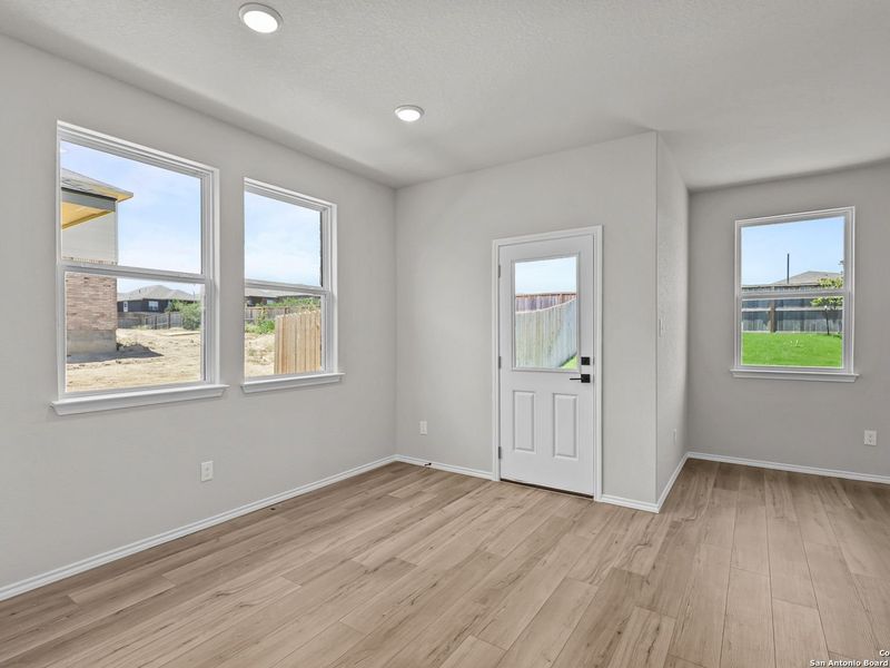 Spacious, unfurnished interior of a new home in Comanche Ridge, San Antonio (Image 14).