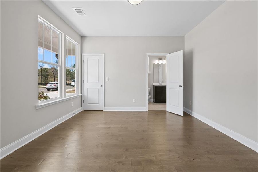 Spacious, unfurnished interior of a new home in Edenglen, Buford (Image 12).