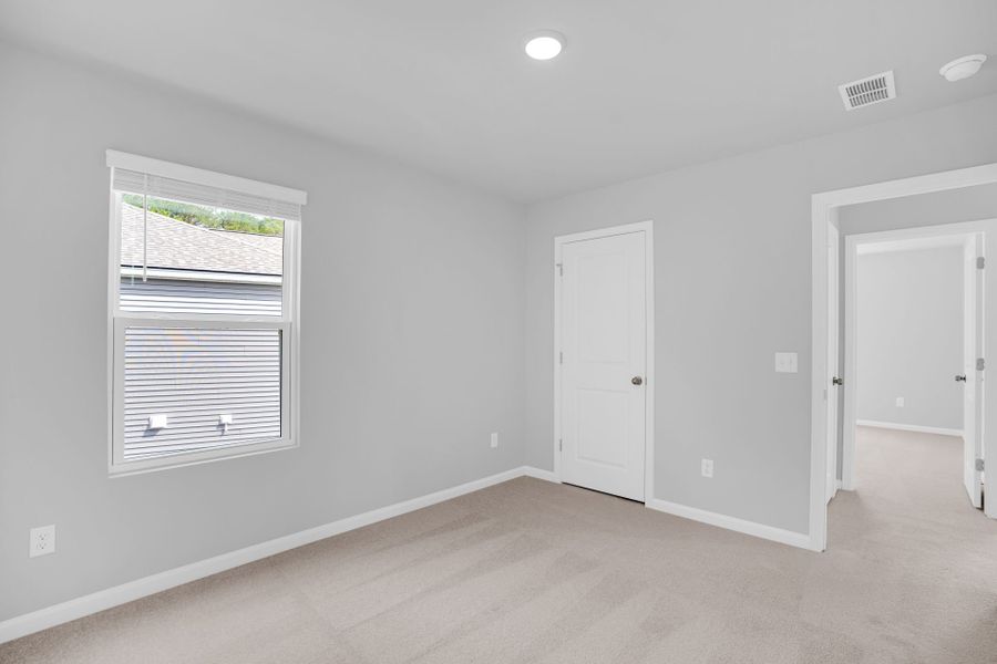 Spacious, unfurnished interior of a new home in Bradford Pointe, Summerville (Image 13).