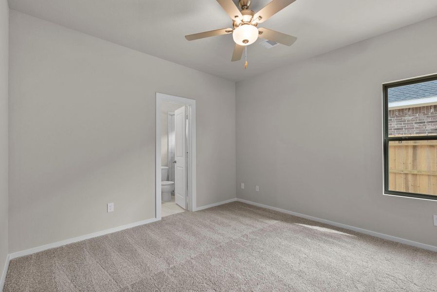 Spacious, unfurnished interior of a new home in Laurel Landing, Alvin (Image 16).