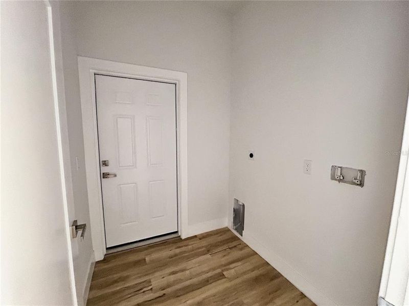 Spacious, unfurnished interior of a new home in , Crystal Beach (Image 11).