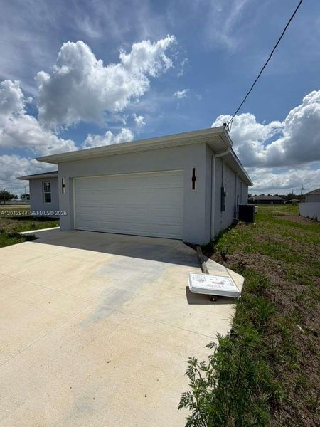 Exterior details and patio area of a home in , Cape Coral (Image 12).