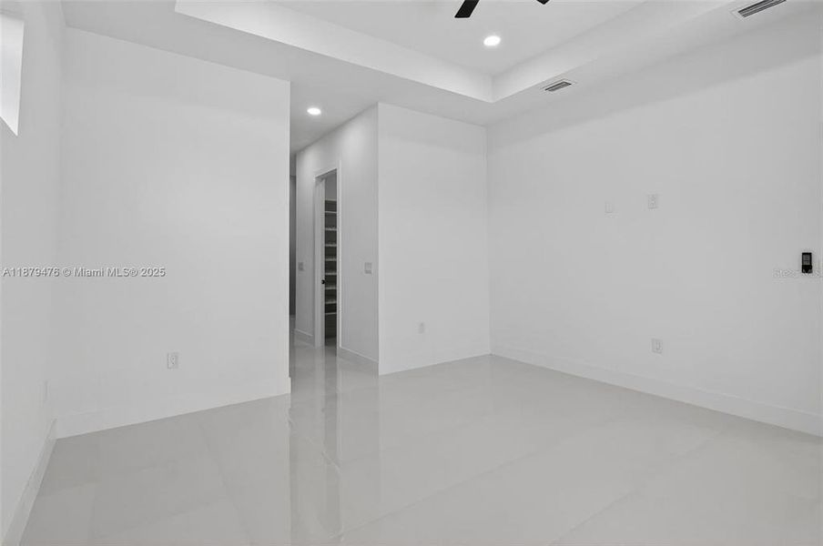 Spacious, unfurnished interior of a new home in , Cape Coral (Image 20).