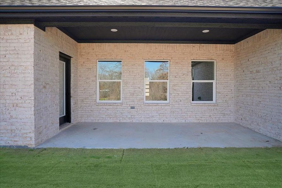 Exterior details and patio area of a home in , Alba (Image 3).