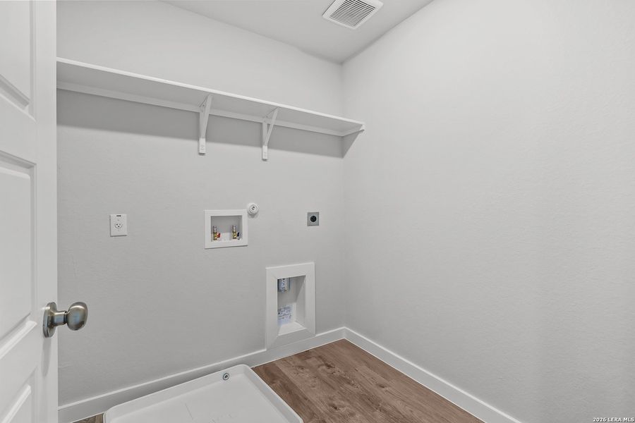 Spacious, unfurnished interior of a new home in Senna, Leon Valley (Image 23).