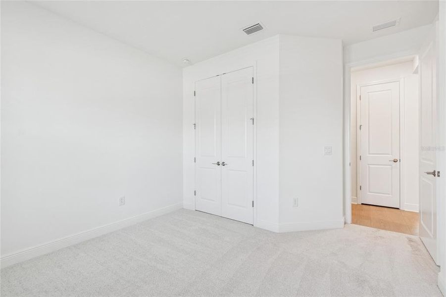 Spacious, unfurnished interior of a new home in Hawkstone, Sarasota (Image 27).