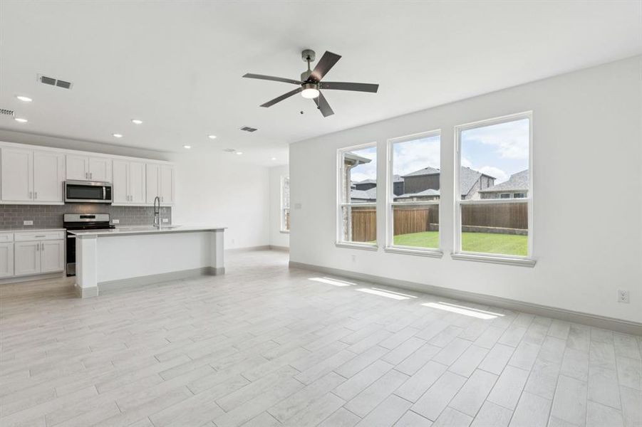 Spacious, unfurnished interior of a new home in AnaCapri, Anna (Image 10).