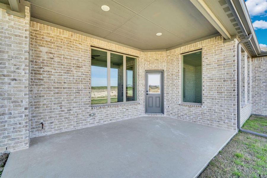 Exterior details and patio area of a home in Levante, Waxahachie (Image 3).