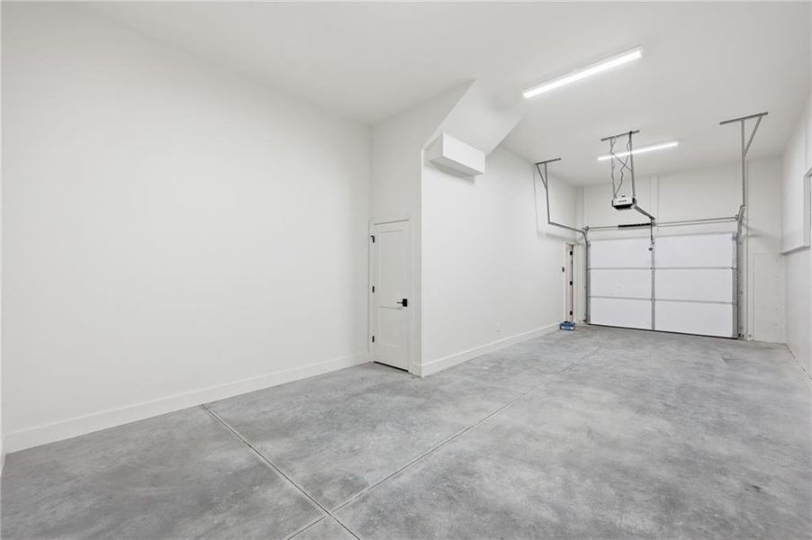 Spacious, unfurnished interior of a new home in , Gainesville (Image 32).
