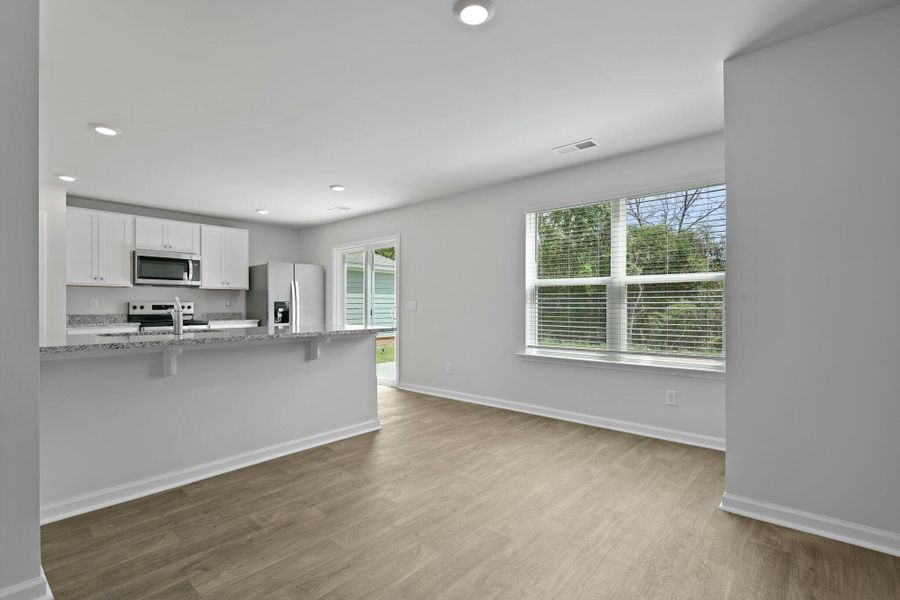 Spacious, unfurnished interior of a new home in Carolina Groves, Moncks Corner (Image 11).