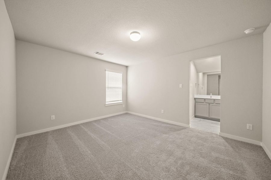 Spacious, unfurnished interior of a new home in Barton Creek Ranch, Conroe (Image 12).