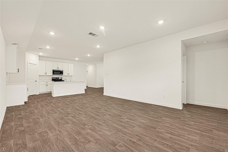 Spacious, unfurnished interior of a new home in Holly Ridge, Rosenberg (Image 21).