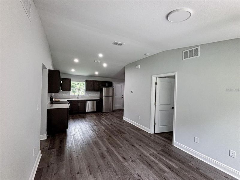Spacious, unfurnished interior of a new home in , Sebring (Image 5).