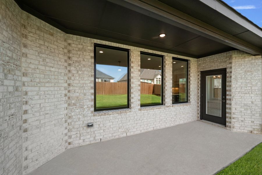 Exterior details and patio area of a home in Ridgepoint, Midlothian (Image 22).