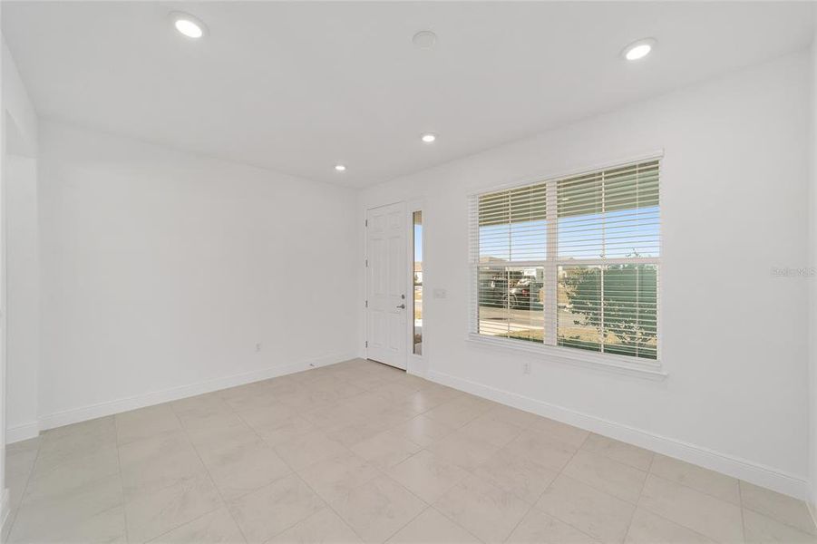 Spacious, unfurnished interior of a new home in Calesa Township, Ocala (Image 12).