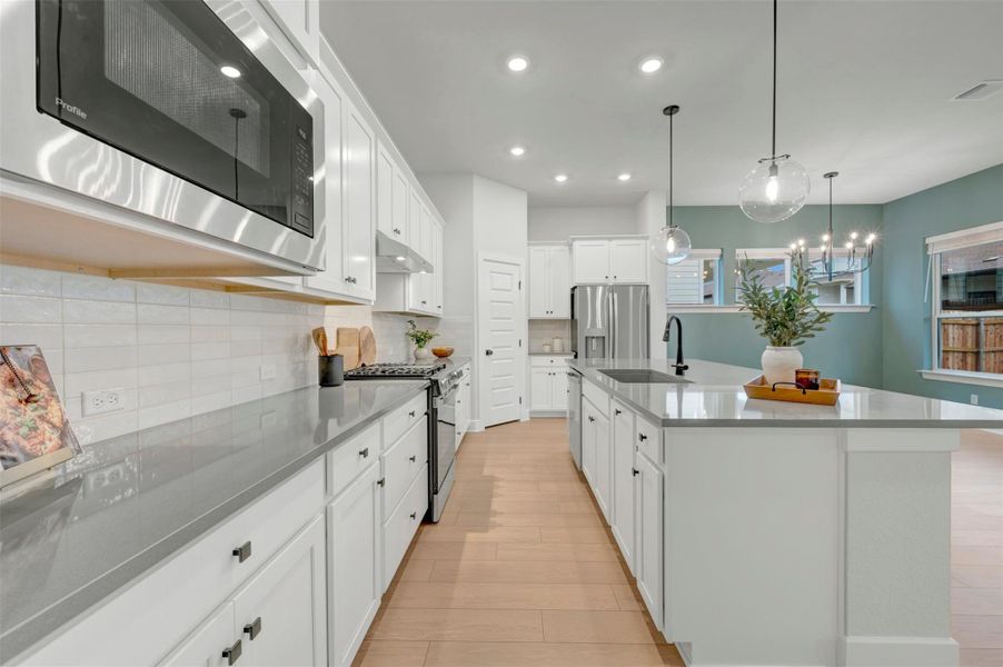 Kitchen (Staged) Kitchen (Staged)