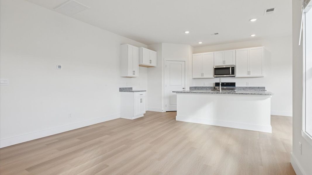 Spacious, unfurnished interior of a new home in Millstone Village, Morristown (Image 8).