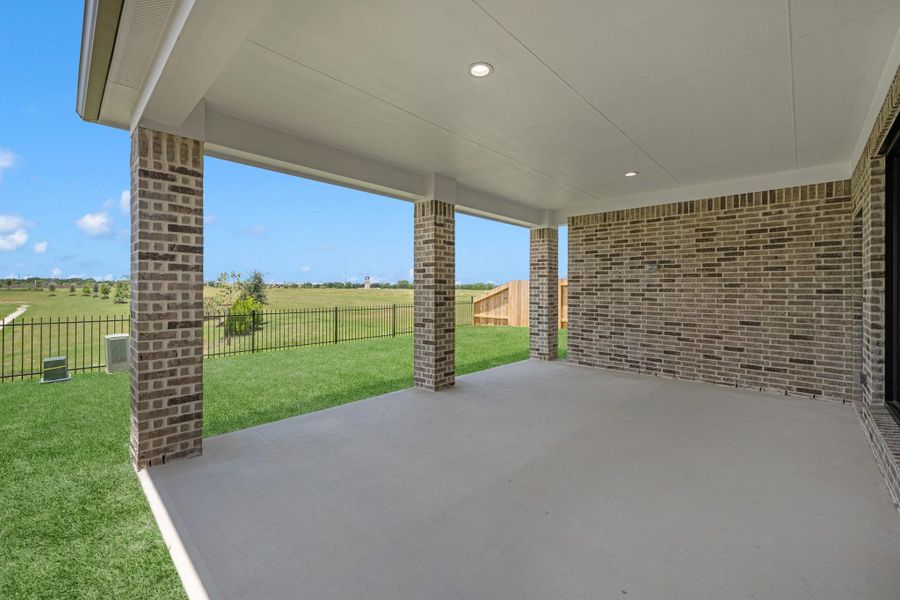 Exterior details and patio area of a home in Grand Mason Crossing, Katy (Image 4).