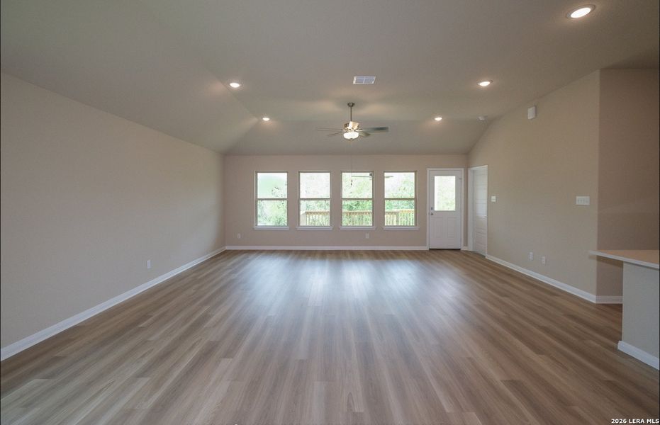 Spacious, unfurnished interior of a new home in Jordan's Ranch, San Antonio (Image 9).