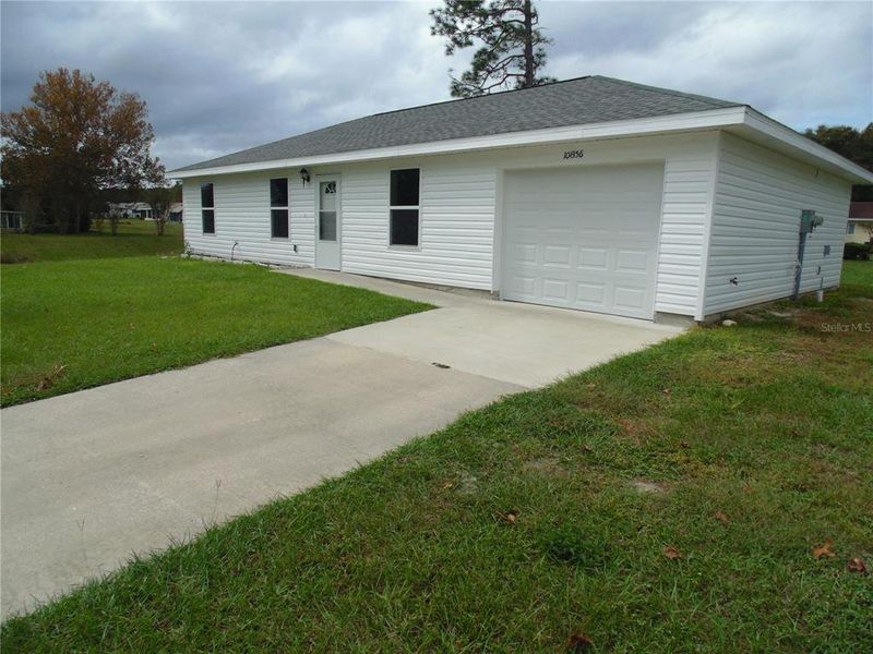 Exterior details and patio area of a home in , Ocala (Image 17).